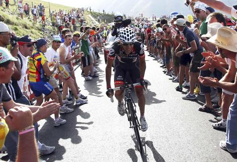 Spanish rider Carlos Sastre climbs during the 16th stage of the Giro d'Italia in Monter Petrano
