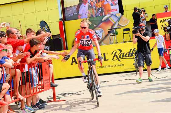 Chris-Froome-2017-Vuelta-a-Espana-red-jersey-Team-Sky-fans-pic-Sirotti