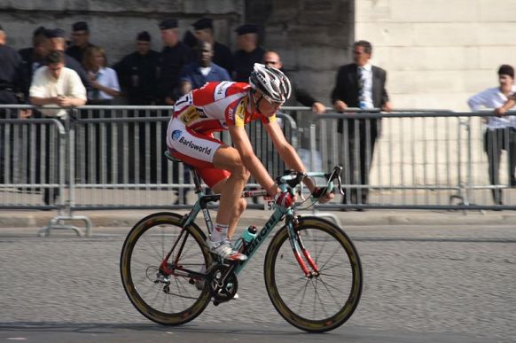 800px-Chris_Froome_Tour_De_France_2008